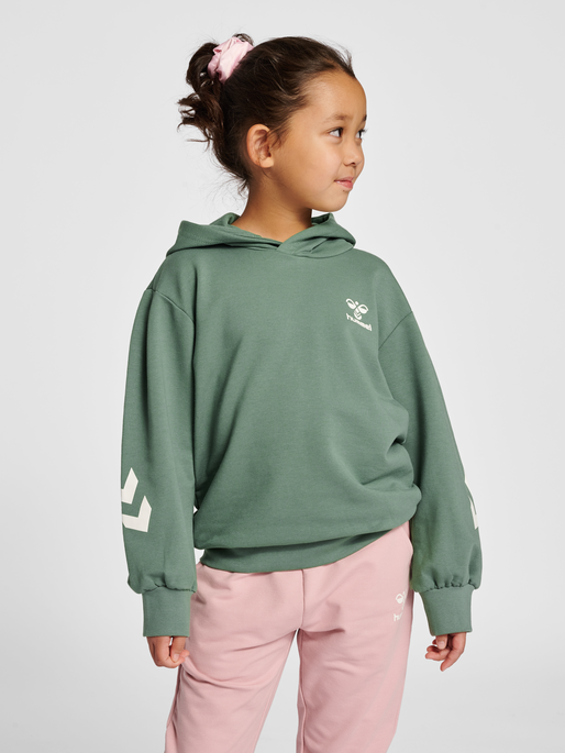 hmlDUE HOODIE, LAUREL WREATH, model