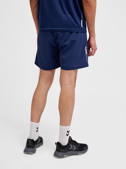 hmlPULSE WORKOUT SHORTS, DRESS BLUES, model
