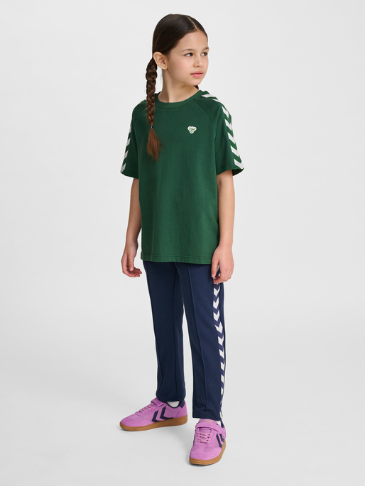 hmlJR ARCHIVE LOOSE T-SHIRT S/S, DARK GREEN, model