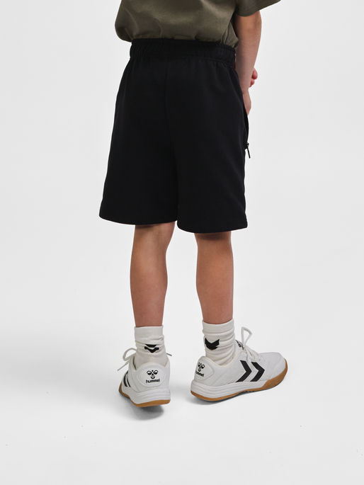 hmlON SHORTS, BLACK, model