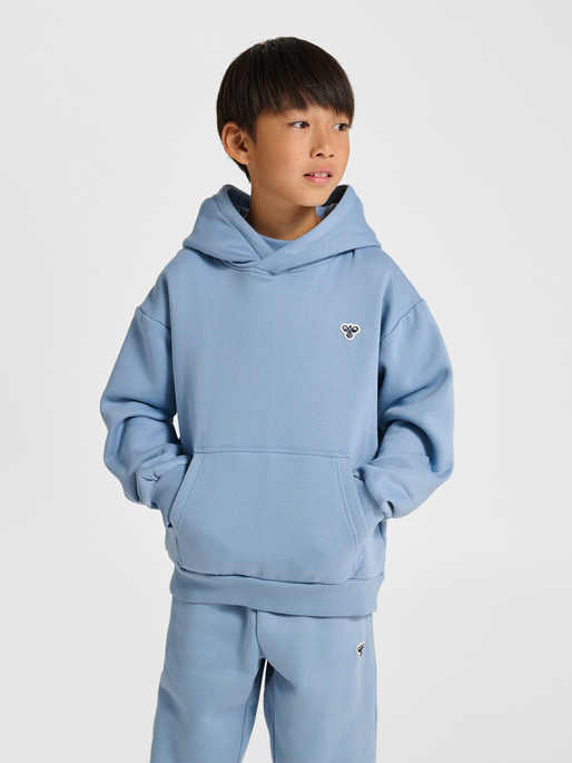 hmlJR LOOSE HOODIE BEE, FADED DENIM, model