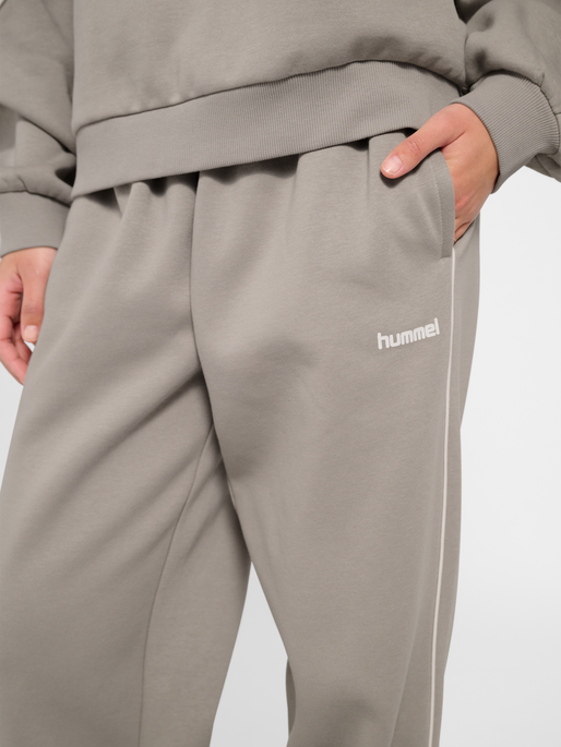 hmlKEEPER W PIPING SWEATPANT, ROCK RIDGE, model