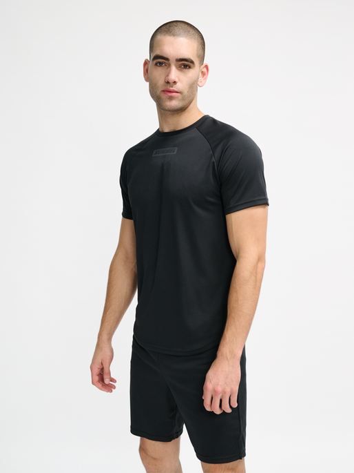 hmlTE TOPAZ T-SHIRT, BLACK, model