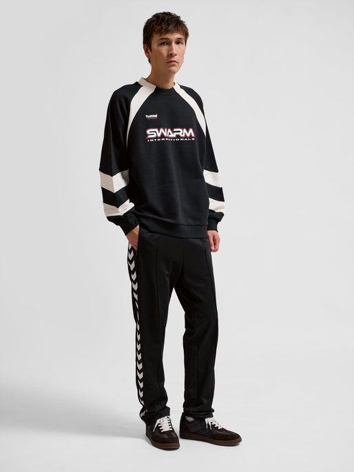 hmlOVERSIZED CREW SPORTSWEAR SWARM, BLACK, model