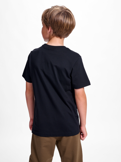 hmlGAZ T-SHIRT S/S, BLACK, model