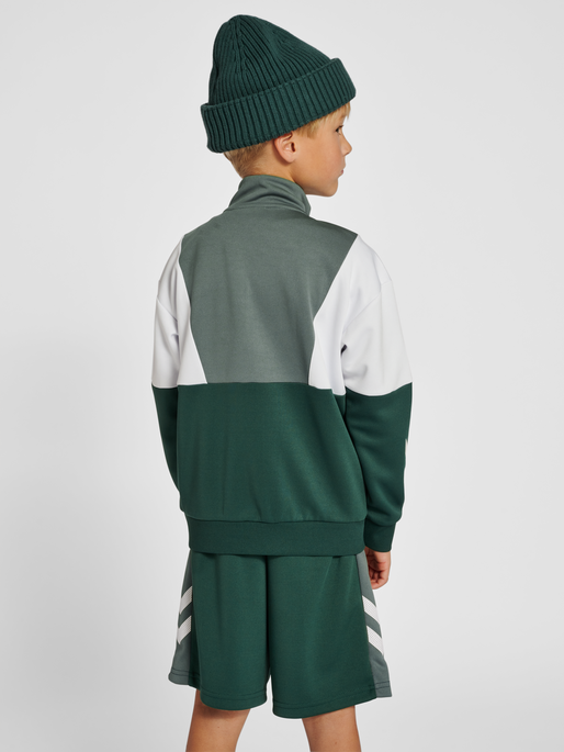 hmlRUPHUS ZIP JACKET, PINENEEDLE, model