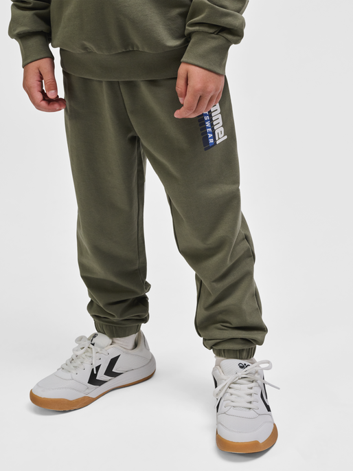 hmlTUKAS PANTS, DUSTY OLIVE, model