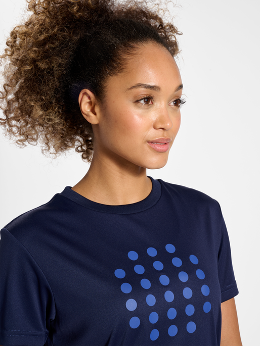 hmlCOURT T-SHIRT S/S WOMAN, MARINE, model