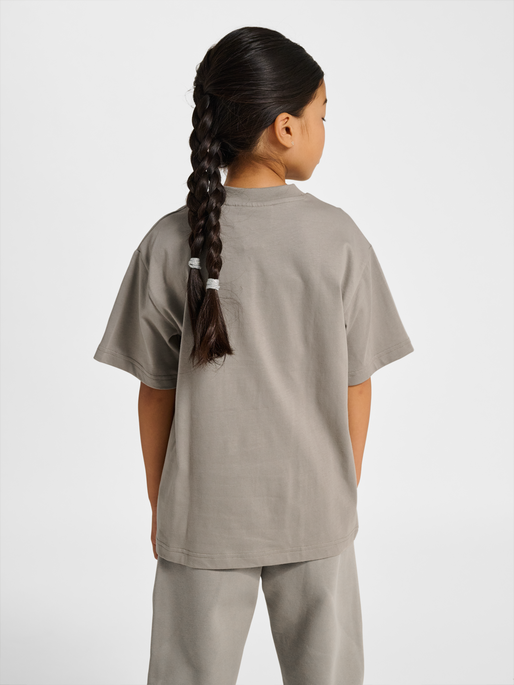 hmlJR LOOSE T-SHIRT S/S BEE, ROCK RIDGE, model
