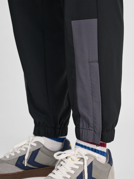 hmlLOOSE TRACK PANTS SPORTSWEAR, BLACK, model