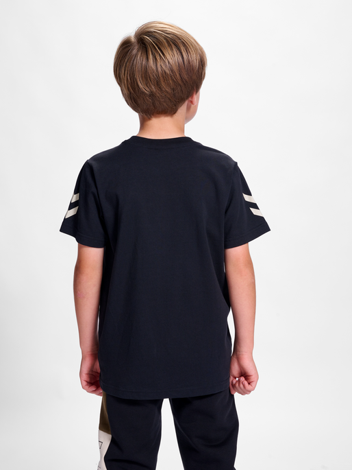 hmlBALDER T-SHIRT S/S, BLACK, model