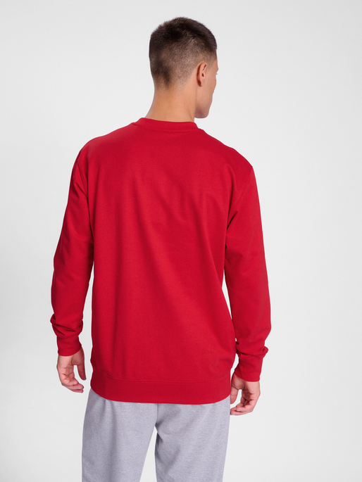 hmlGO 2.0 SWEATSHIRT, TRUE RED, model