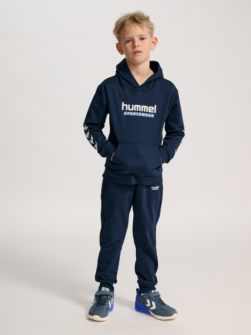 hmlJR LOGO HOODIE, DRESS BLUES, model