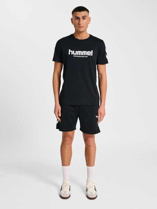 hmlLEGACY 2.0 T-SHIRT S/S, BLACK, model