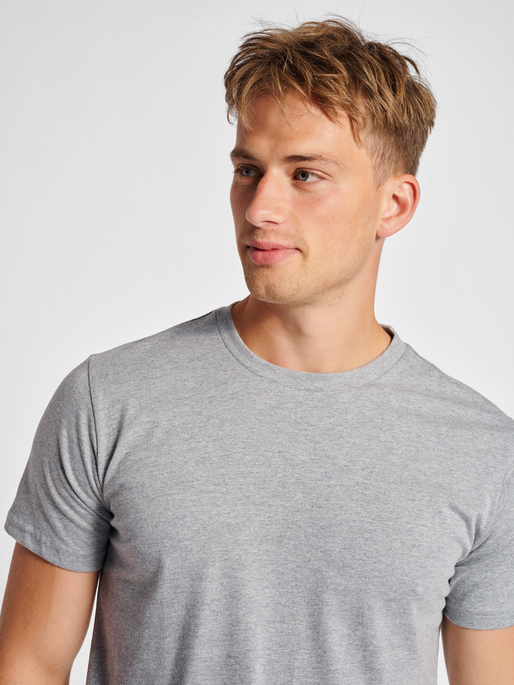 hmlRED HEAVY T-SHIRT S/S, GREY MELANGE, model
