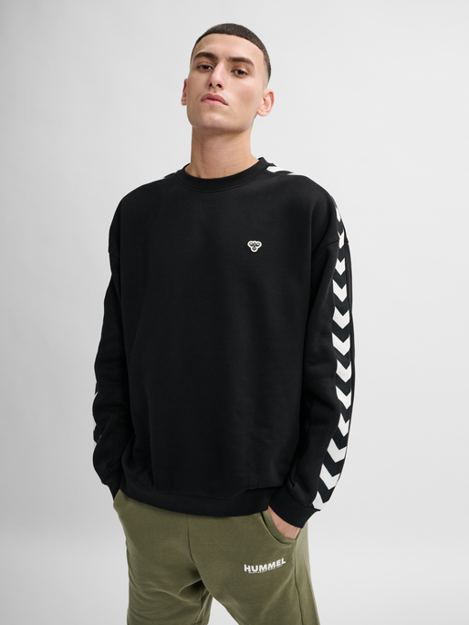 hmlARCHIVE LOOSE FIT SWEATSHIRT, BLACK, model