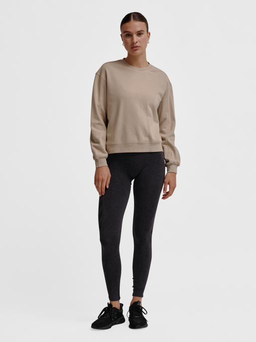 hmlMT DHYANI SWEATSHIRT, SIMPLY TAUPE, model