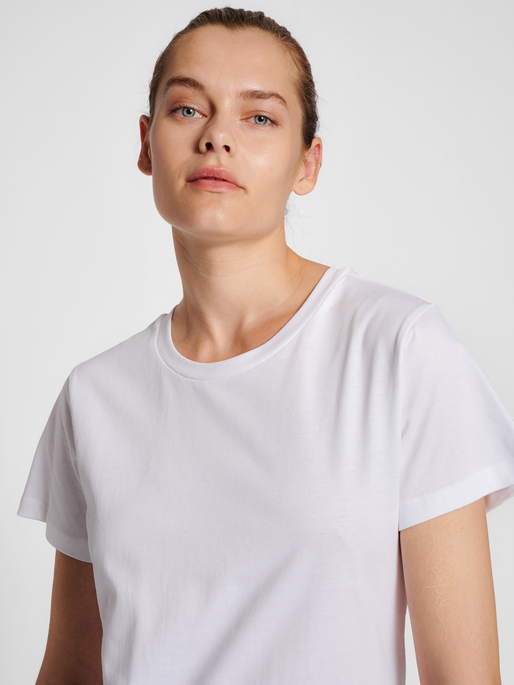 hmlRED HEAVY T-SHIRT S/S WOMAN, WHITE, model