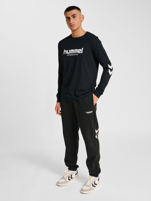 hmlLEGACY 2.0 T-SHIRT L/S, BLACK, model