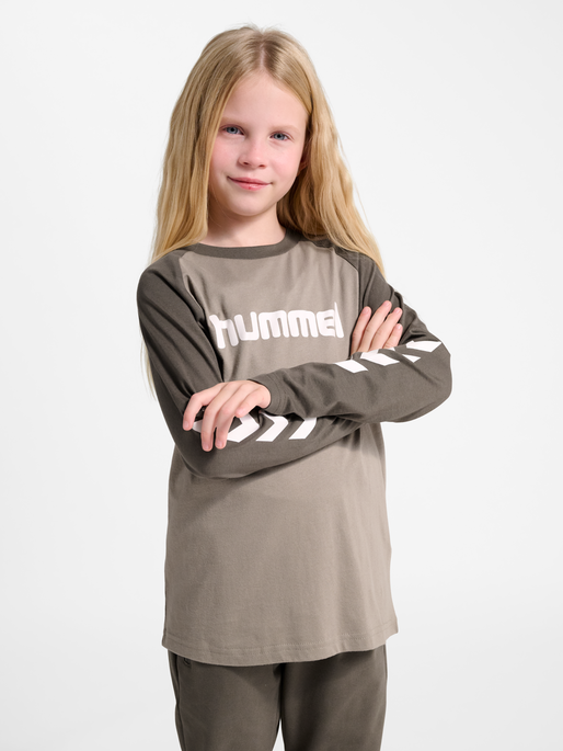 hmlJR LOGO T-SHIRT L/S, DARK NIGHT, model