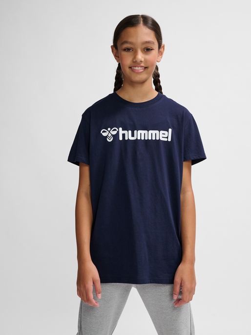 hmlGO 2.0 LOGO T-SHIRT S/S KIDS, MARINE, model