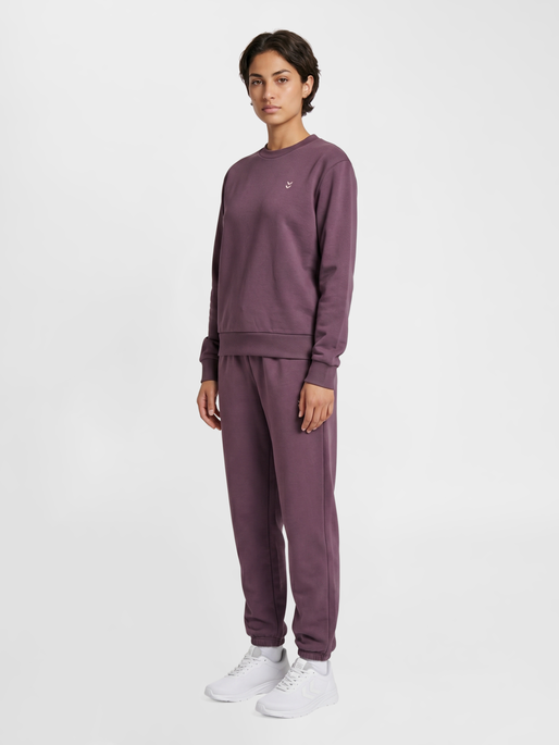 hmlPULSE W SWEAT CREWNECK, BLACK PLUM, model
