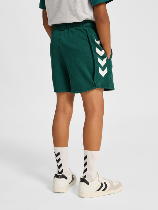 hmlJR LOOSE WILLY SHORTS, JUNE BUG, model