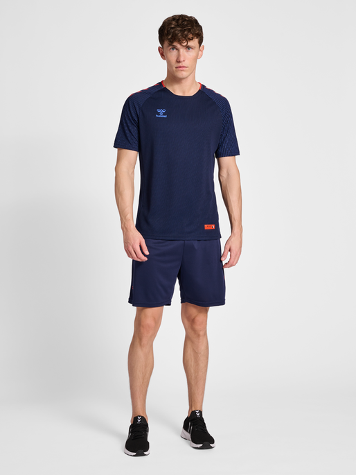 hmlQ4 POLY SHORT, MARINE, model