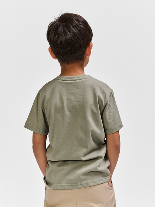 hmlTRES T-SHIRT S/S, SHADOW, model