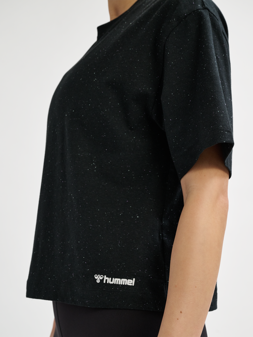hmlMT ULTRA BOXY SHORT T-SHIRT, BLACK/MULTI COLOUR MELANGE, model