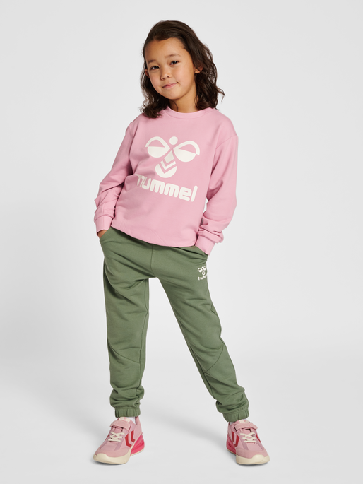 hmlDOS SWEATSHIRT, ZEPHYR, model