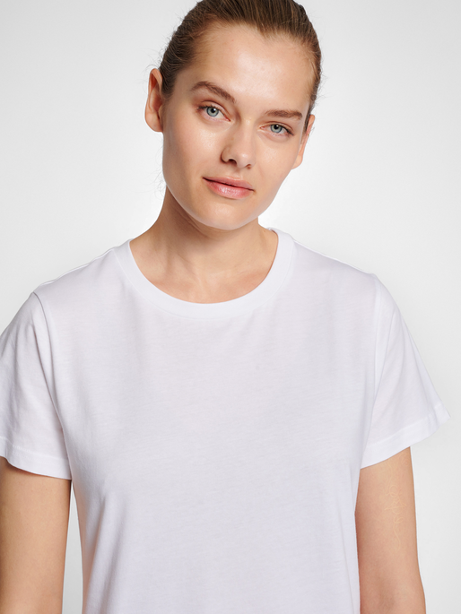 hmlRED BASIC T-SHIRT S/S WOMAN, WHITE, model