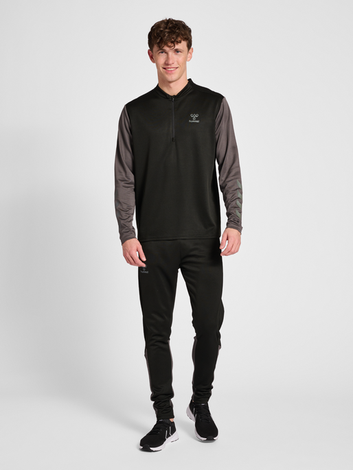 hmlONGRID POLY PANTS, JET BLACK/FORGED IRON, model