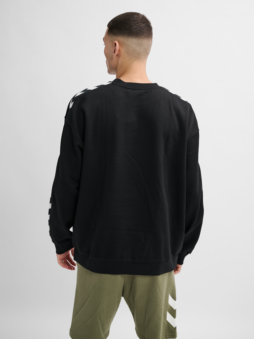 hmlARCHIVE LOOSE FIT SWEATSHIRT, BLACK, model