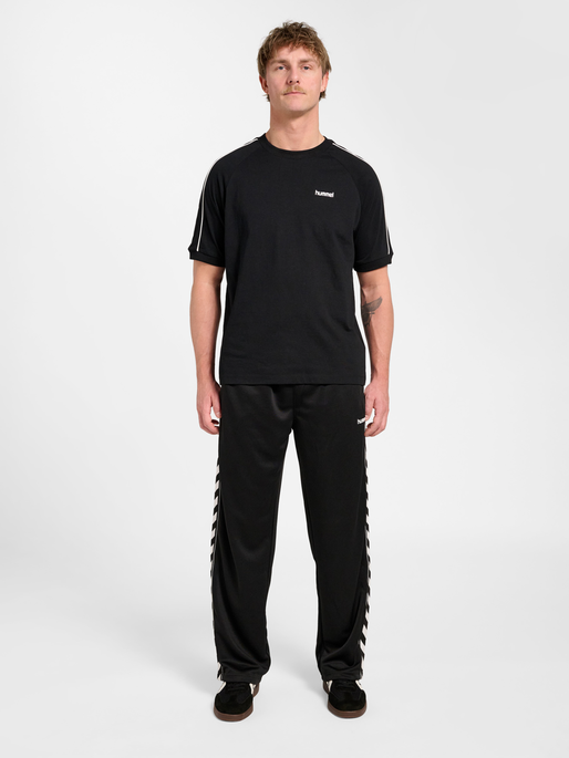 hmlCLUB CHEVRON TRACK PANTS, BLACK, model