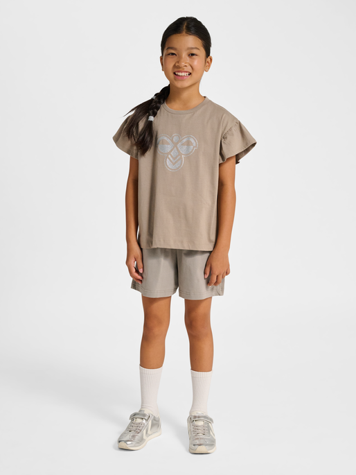 hmlJR RUFFLE T-SHIRT SS BIG BEE, ROCK RIDGE, model