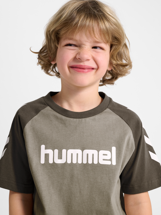 hmlJR LOGO T-SHIRT S/S, DARK NIGHT, model