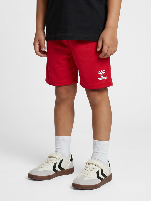 hmlESSENTIAL SHORTS KIDS, TRUE RED, model