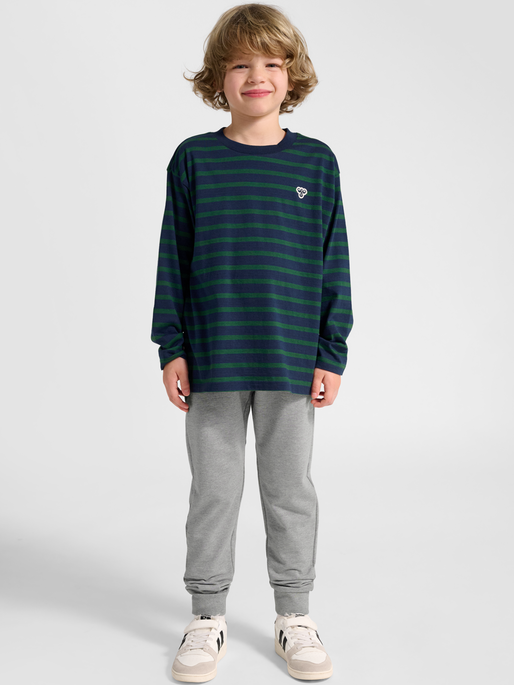 hmlJR LOOSE STRIPE T-SHIRT L/S BEE, DRESS BLUES, model