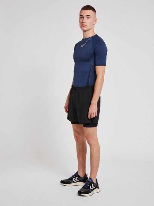hmlTE MIKE SEAMLESS T-SHIRT, INSIGNIA BLUE/BLACK MELANGE, model