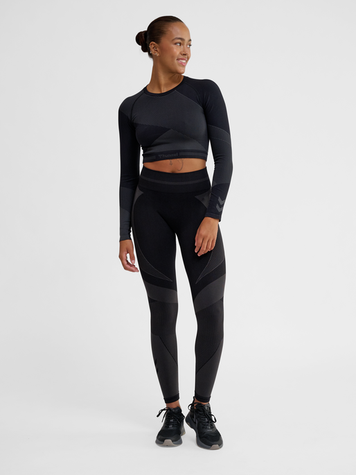 hmlUNITY SEAMLESS CROP T-SHIRT L/S, BLACKENED PEARL, model