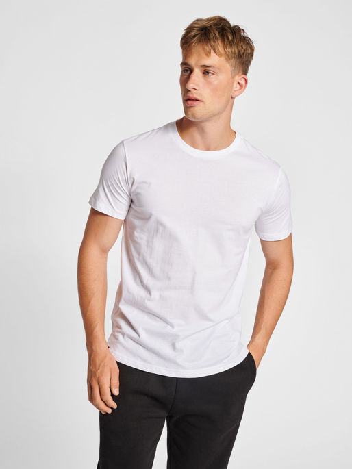 hmlRED BASIC T-SHIRT S/S, WHITE, model