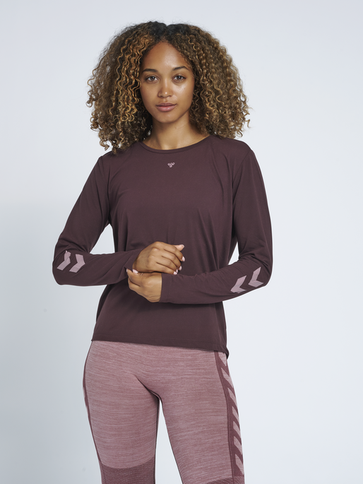 hmlTAYLOR T-SHIRT L/S, FUDGE, model