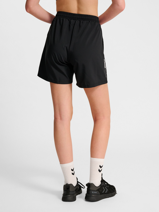 hmlPULSE WORKOUT SHORTS, BLACK, model