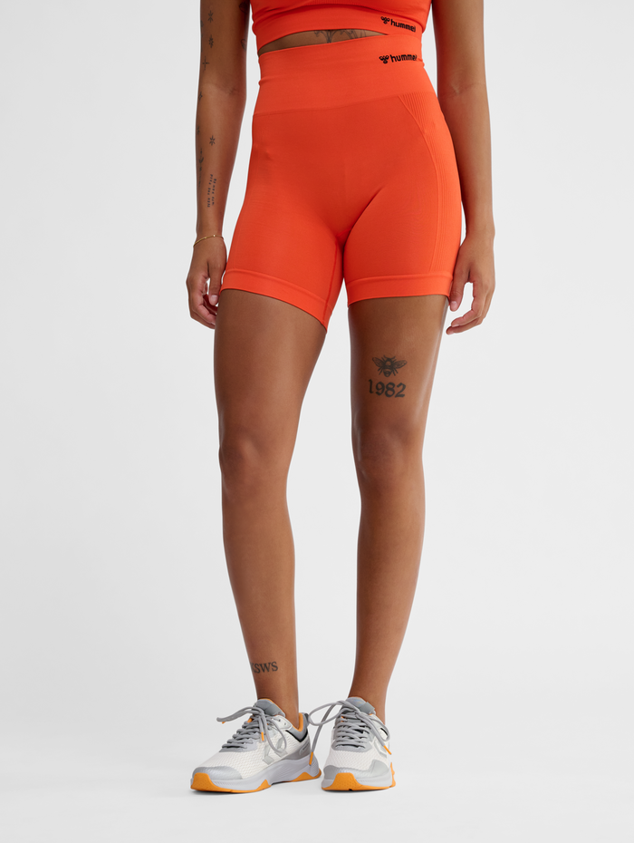 hmlTIF SEAMLESS SHORTS, TANGERINE TANGO, model