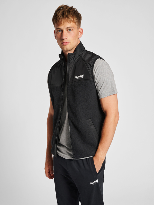 hmlLGC CHARLEY FLEECE WAISTCOAT, BLACK, model