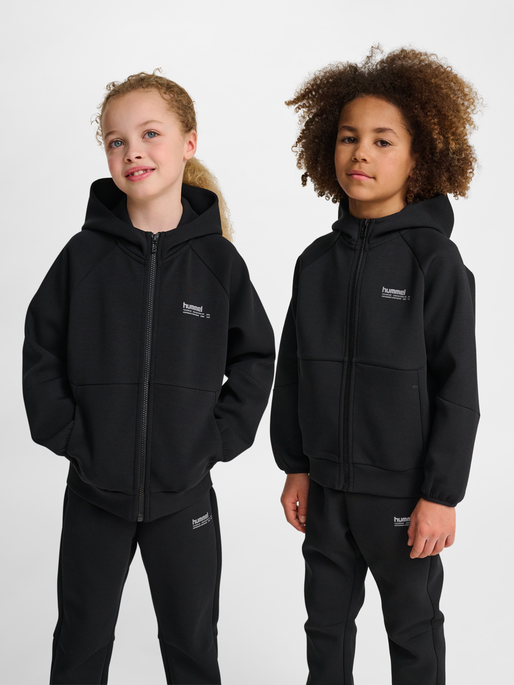 hmlJR TECH FLEECE ZIP HOODIE, BLACK, model