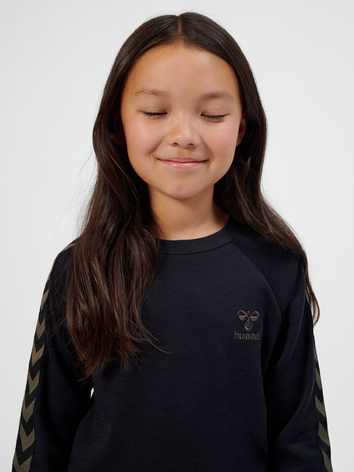hmlWONG SWEATSHIRT, BLACK, model