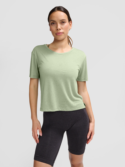 hmlMT LIGHT BURNOUT T-SHIRT, SEAGRASS, model