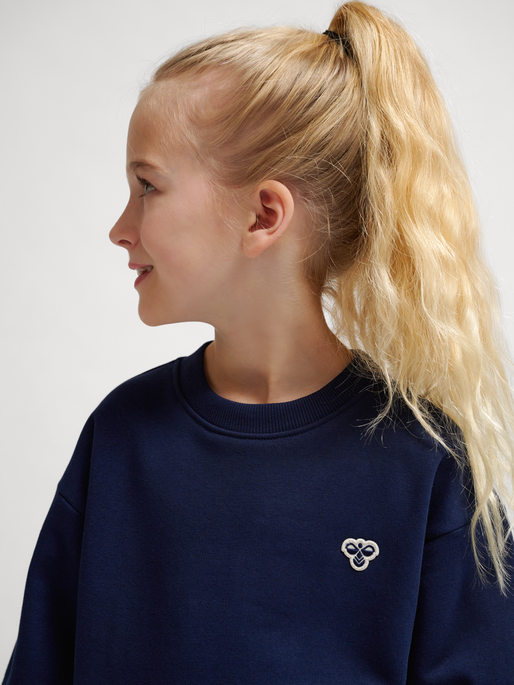 hmlJR LOOSE CREWNECK BEE, DRESS BLUES, model